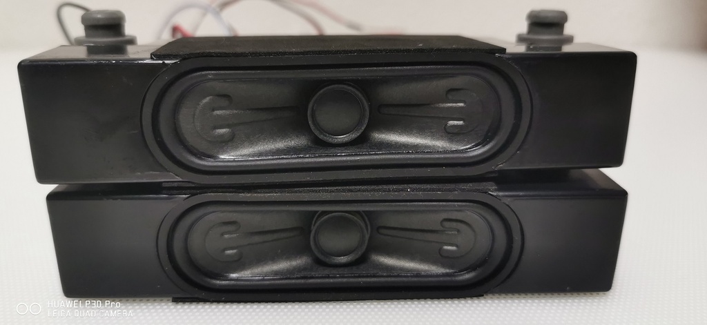TOSHIBA 43UA2B63DG – Paire de haut-parleurs
