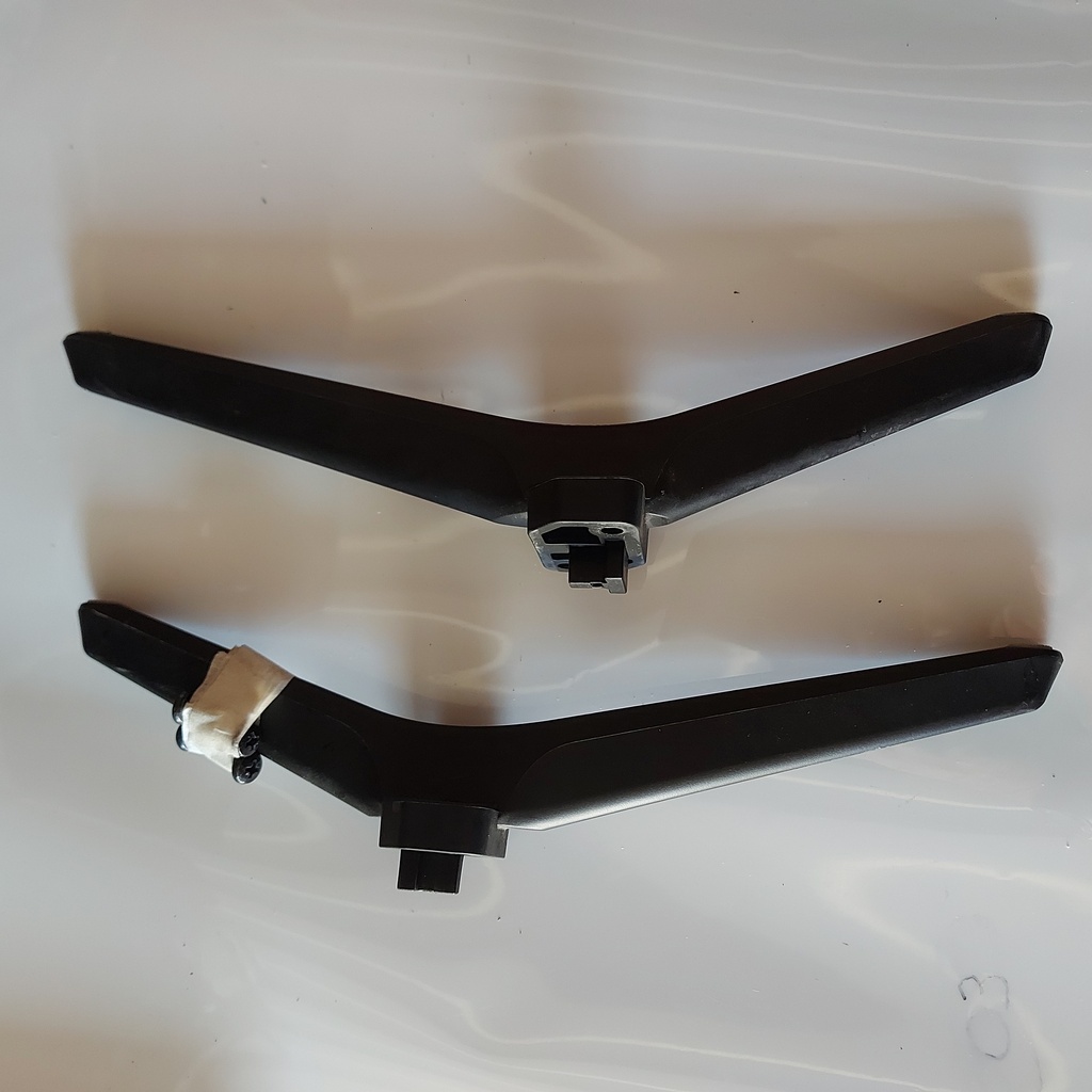 HISENSE 55E7HQ – Lot de 2 pieds